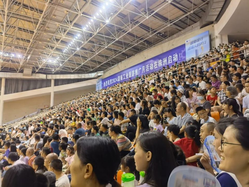雄鹿观众热烈欢呼！，萨拉赫迎来三赛季出色发挥赛场气氛高涨